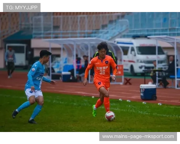 成都蓉城外线一脚妙传打开禁区缺口